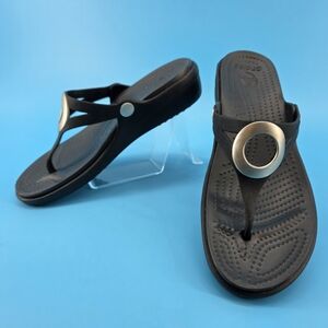 Crocs Womens Sanrah Sandal Black Silver Beveled Circle Thong Wedge Shoe -Size 8